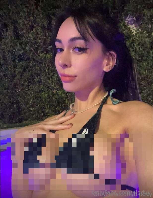 definitely need a larger bikini >ᴗ<