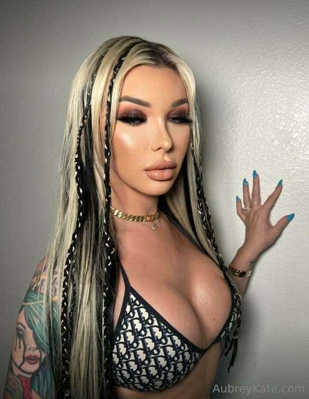 Is it getting a little steamy in here or is it just me? 🖤