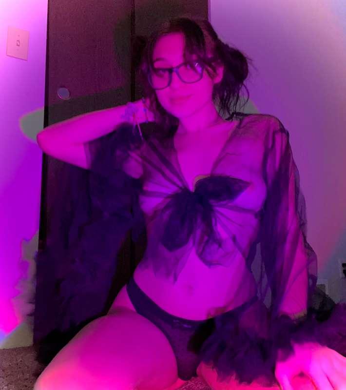 do you like my new top? 
it’s me, i’m the top 🖤