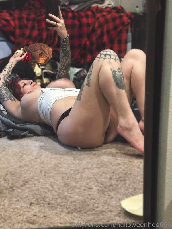 Just laying around today 🥰♥️👄