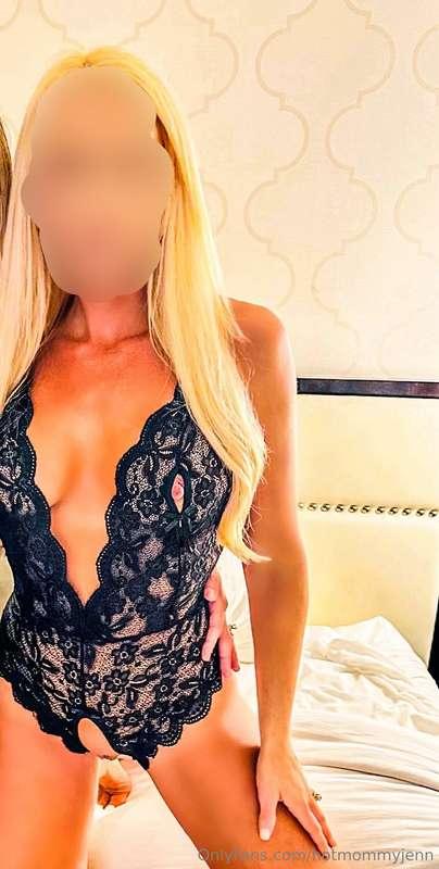 Happy Thursday sexy people!  I’d love to be kissing a beauti..