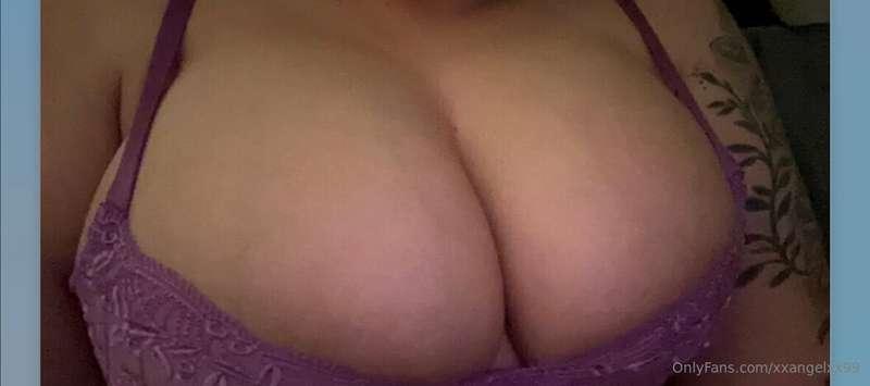 hugeeeeee tittiessss