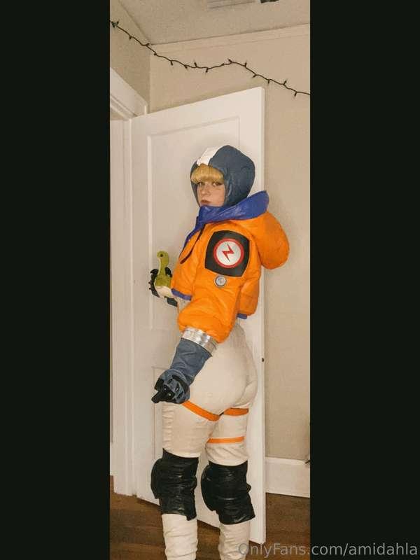 Wattson booty anyone? 😳😳😳