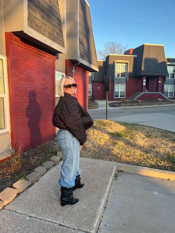 Who says a Missouri mom/teacher can’t be cool??? 😎  Streetwe..