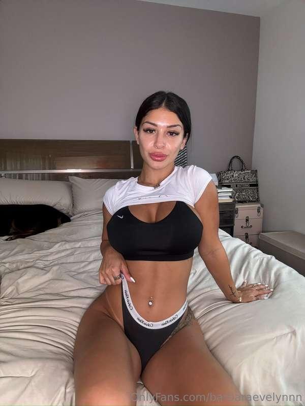 I am stretching out today 😈 Wanna see my new outfit? 💋