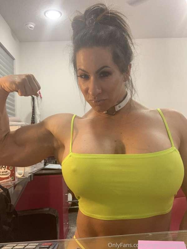 Flexing in my new green top. Look at those forearms!