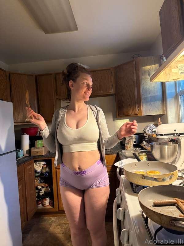 Just cooking breakfast swipe to see what’s underneath 🤪❤️