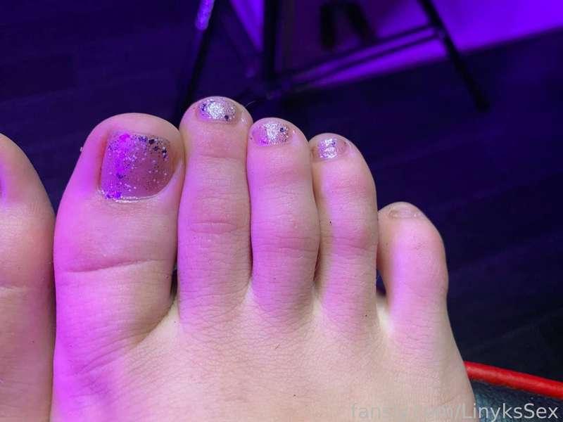 My perfect toes ready for sucking. 🤤