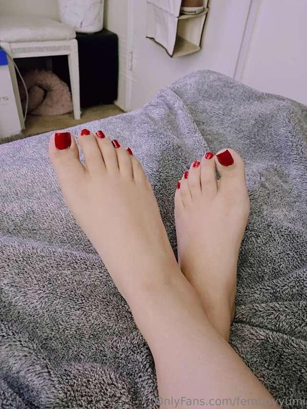 Barefoot succubus ready to suck the soul out of your dick 🤭