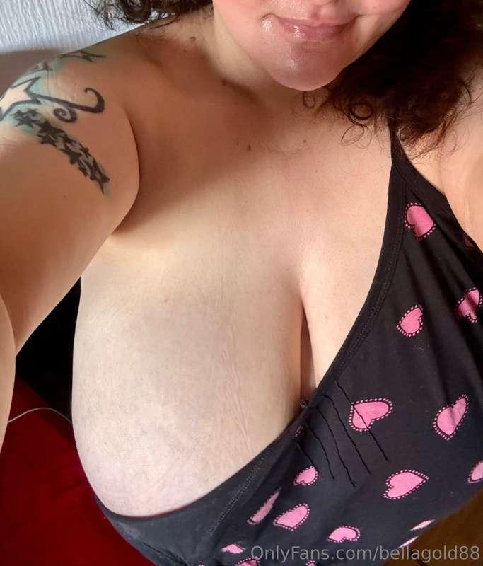 I woke up like this..ma straps cannae hold the melons! 🫣