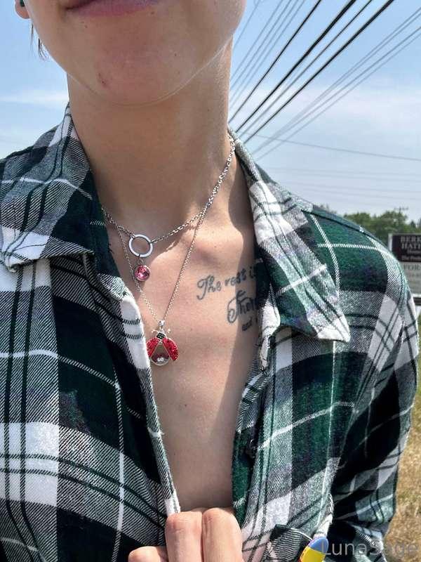 Tip 5$ to see my boobs on the side of the road 🥳😍
