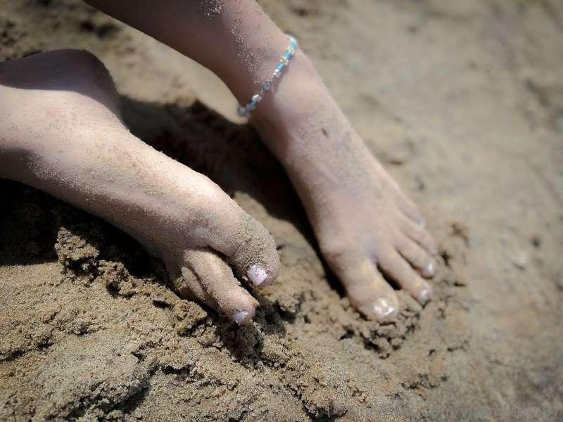 A lil dirty feet at the river!!  Check out the whole photose..