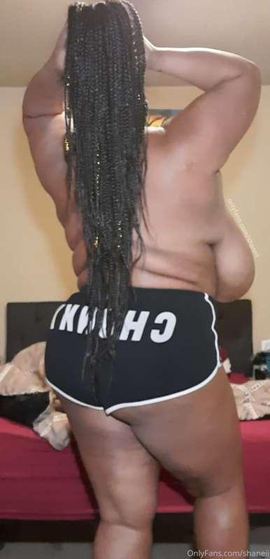 Do you like your woman with rolls? Look at that side boob th..