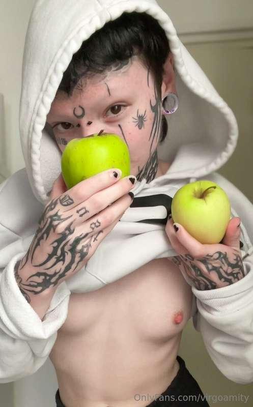 An apple a day… or two pretty t*ts?🍏Which are YOU choosing? ..