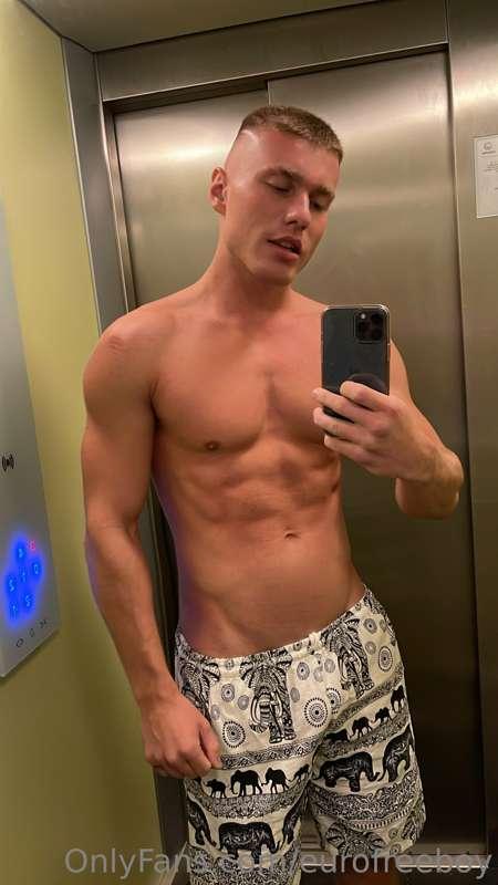 Elevator pic VIP✨ @emmetcharm
