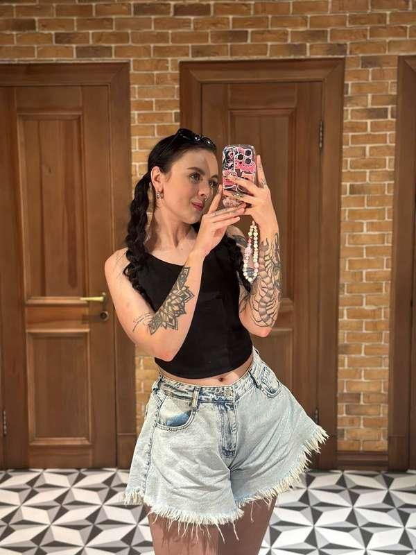 is it legal to walk past the mirrors and not take a picture?..