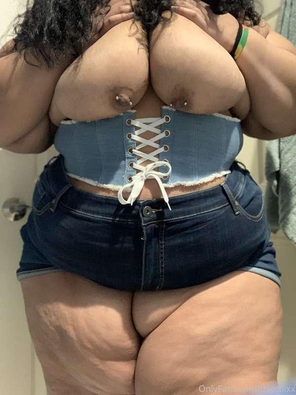😌 don’t you wanna just massage them? 🍈🍈
