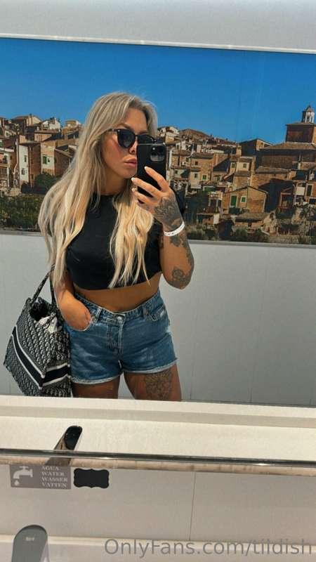 To the pool 🏊‍♀️
