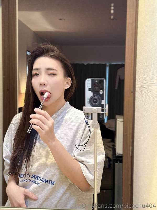 出來玩就放輕鬆 也不忘拍幾個性感的讓寶貝瞧瞧 趁著室友們還熟睡 趕緊起來梳妝打理 清晨時分洗個澡 圍著浴巾感覺自己頗性感..