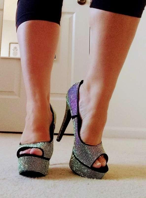 Please order custom pics or a custom vid so I have an excuse..