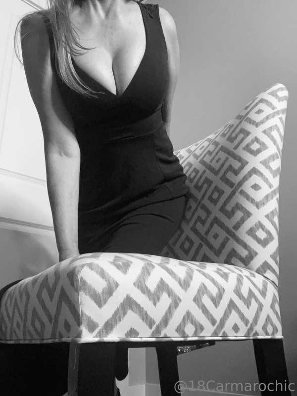 Here to a beautiful Friday!! 🌞 stay sexy and get ready for t..