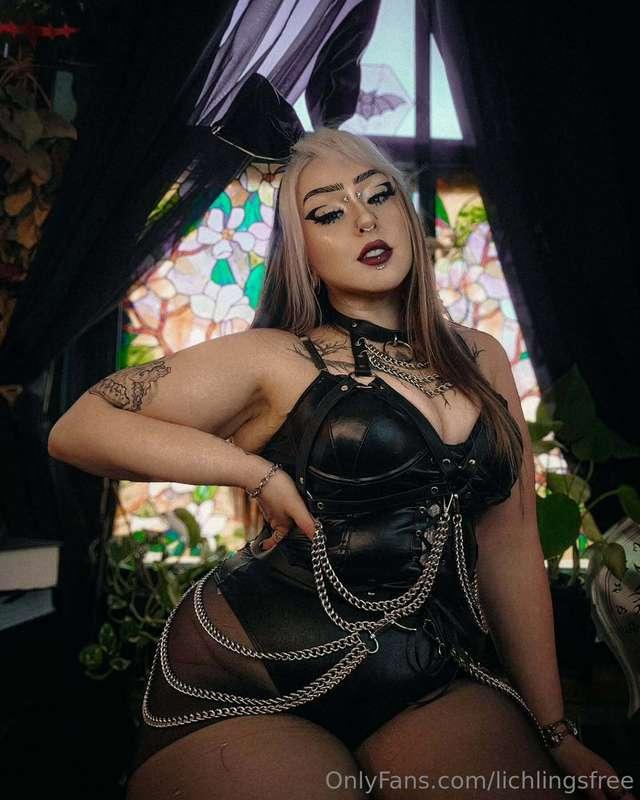Topless/bottomless version over on @lichlings 🖤🐇 I sent out ..