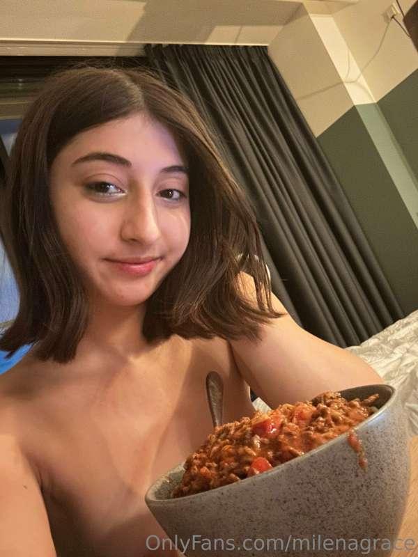 What would you rather eat? Me or the chili? 😇