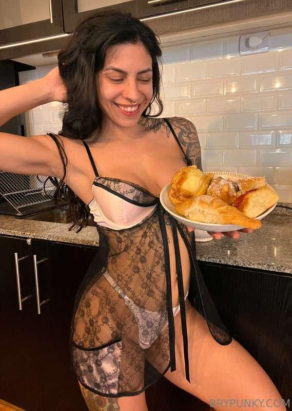 cheat meal at coffee break so my ass gets bigger 😈

-just se..
