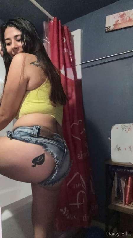 Your Lil Baddie Ready to Party!!!🖤🤤🔥Tip $10 and I will send ..