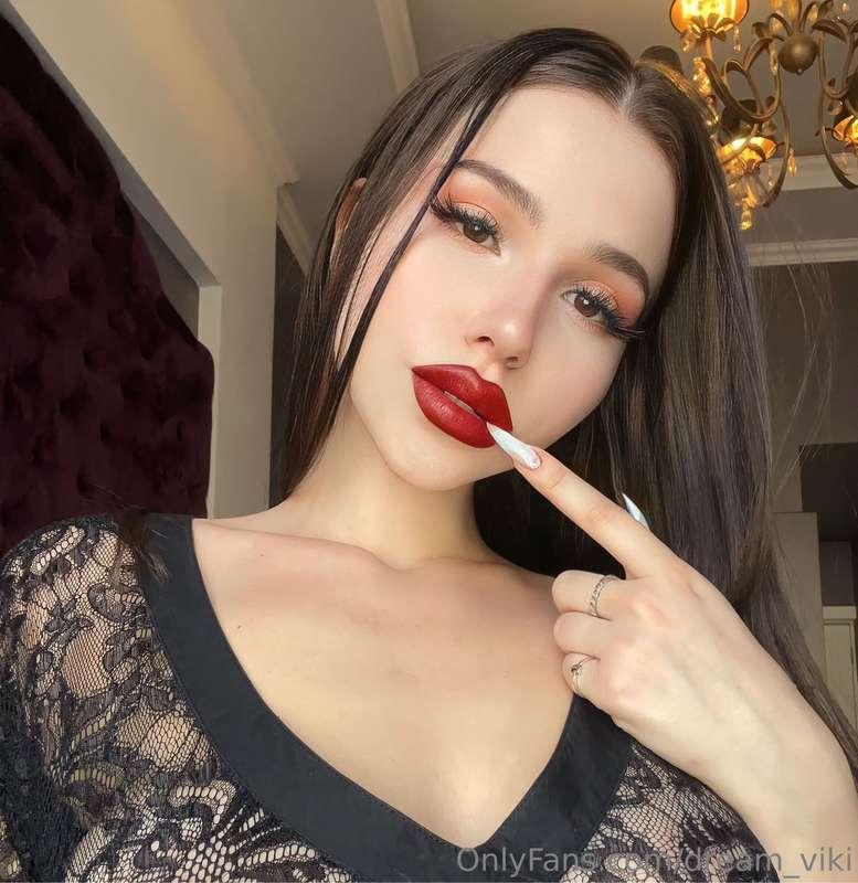 Do you think red lipstick looks good on me?🥰