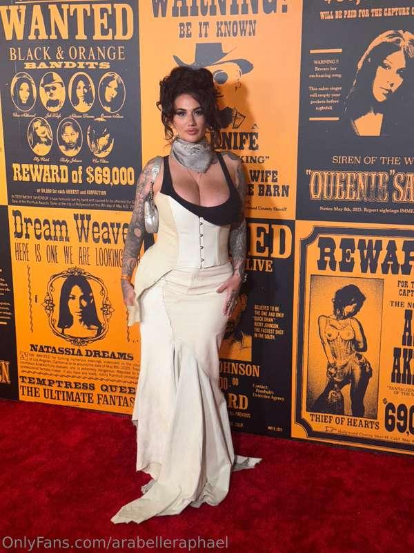 I won favorite inked model at the phub awards! My first awar..