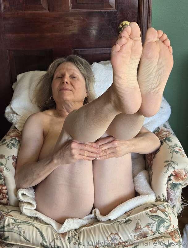 Feet (and naked) feed!