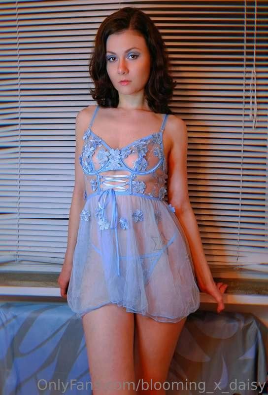 can you handle this blue-eyed beauty peeking through her bli..