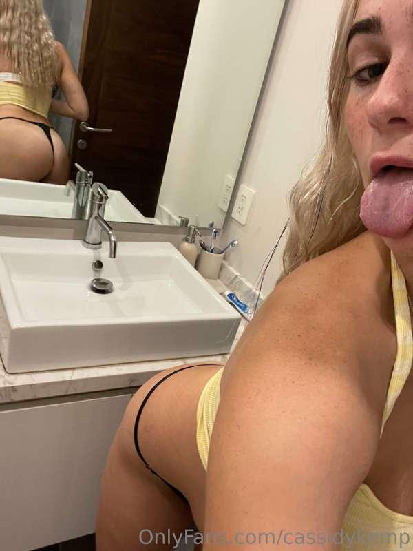 airport bathroom selfies ☺️☺️☺️☺️ if ur reading this rn go l..