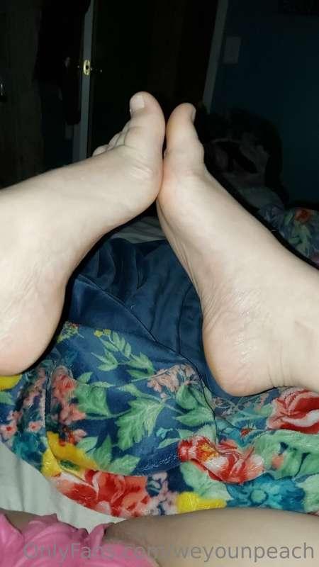 Good morning, suck my toes 🥺🥹