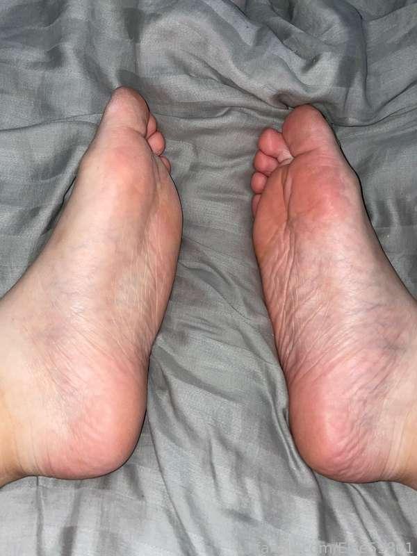 One clean and one dirty foot 👣🤓 #fyp #feet #footfetish #foot #fetish #soles #toes #legs #hot #sexy #horny #pawg