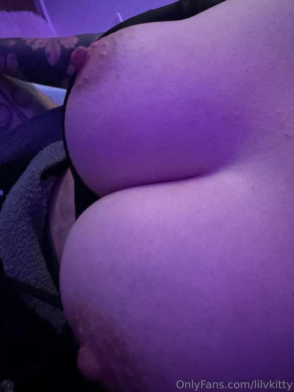 ***Heres some pillows to lay on or a place to cum? 🤭😜💕***