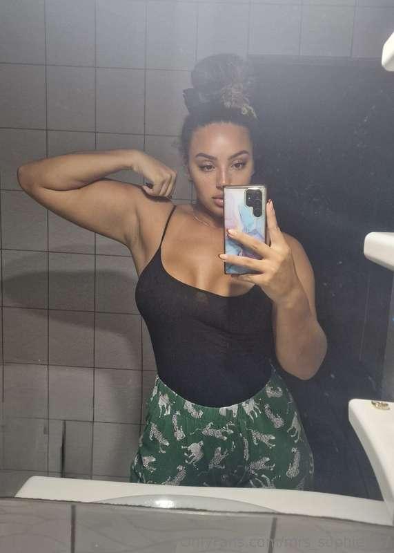 Kiss mommys bicep before I pick you up to fuck! 👅