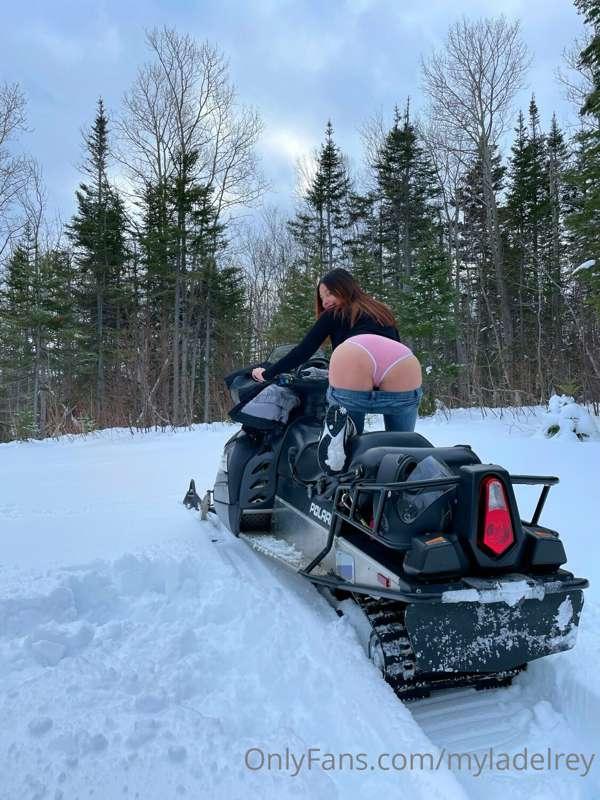 **swipe left**
Just me about to have some winter fun with my..