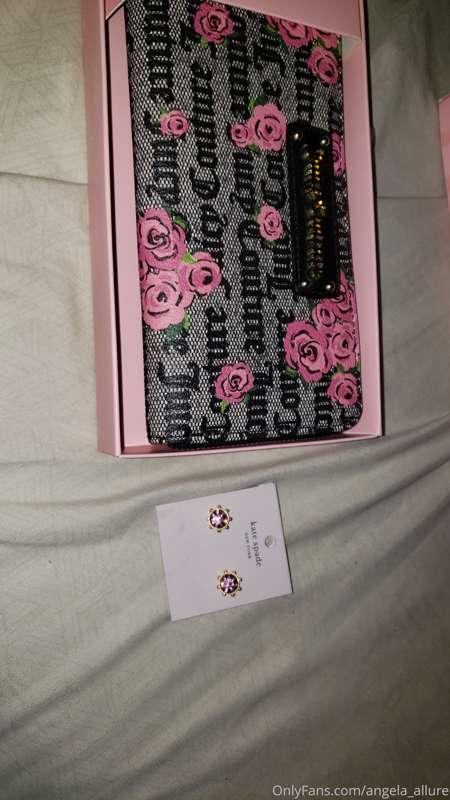 Someone just spoiled me 😍 if you want to spoil me to you can..