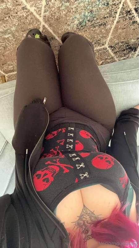 red skulls on my tiddies ❤️