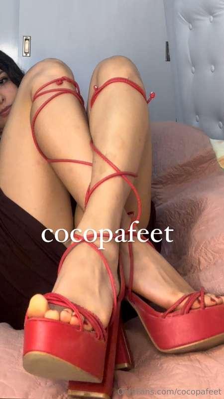 les dejo mis piecitos con color rojo y un videito que me hab..