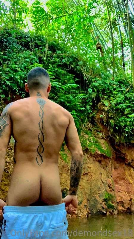 My buttocks outdoors🌳😴