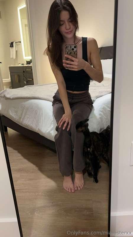 Who’s craving every inch of me? DM is waiting 😈