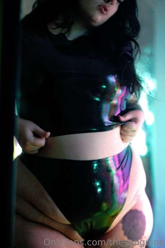 peel it off of me, would you?
shot by eroticomplex.x on IG