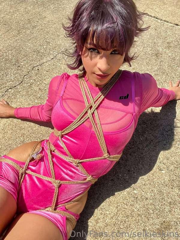 Hot Pink surprise! I really love this harness 💕 I feel like ..