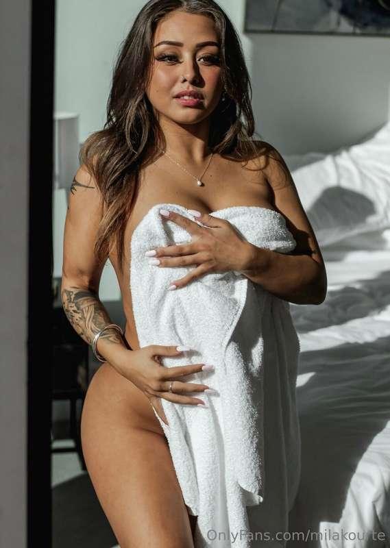 I'm a slut for a warm bubble bath, you joining me? 🛁🫧💕