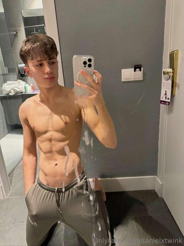 What happened on this mirror?🥵