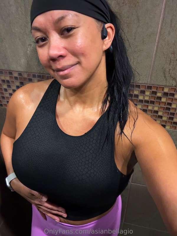 Hot and sweaty workout 💪🏽 Happy Friday Eve! Let’s goooo! 