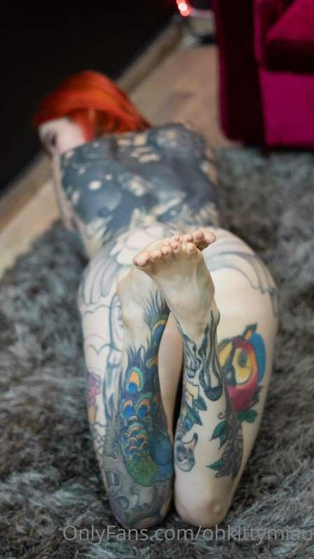 Kiss my toes...and something else 👅 👣
Besa mis dedos... y al..